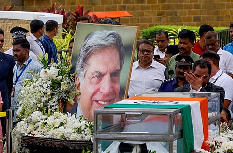 அரசு மரியாதையுடன் ரத்தன் டாடா உடல் தகனம்: ஆயிரக்கணக்கான மக்கள் அஞ்சலி