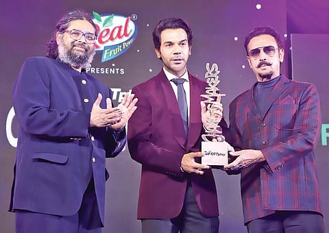 OTTplay தலைமைச் செயல் அதிகாரி அவினாஷ் முதலியாருடன் ராஜ்குமார் ராவ், குல்ஷன் குரோவர்