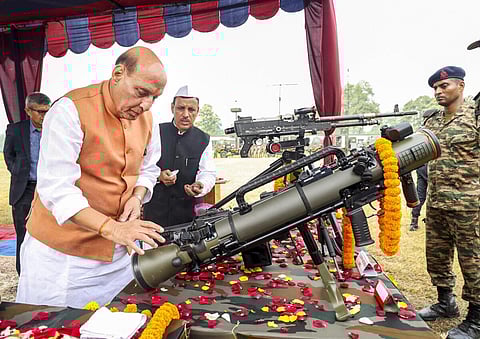 விஜயதசமி: டார்ஜிலிங்கில் ராணுவ உபகரணங்களுக்கு பூஜை செய்த அமைச்சர் ராஜ்நாத் சிங்