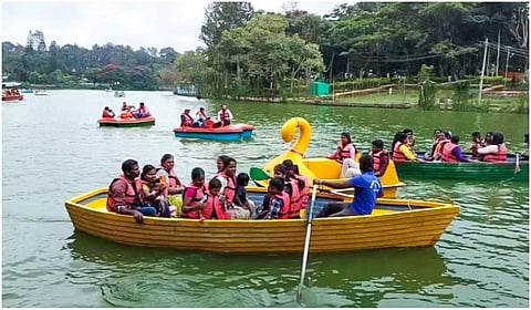 சுற்றுலாப் பயணிகள்