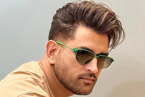 சமூக வலைதளங்களில் வைரலாகும் தோனியின் புதிய தோற்றம்