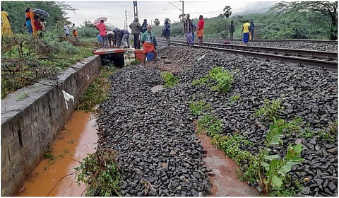 திண்டுக்கல்: தண்டவாள ஜல்லி கற்கள் மழைநீரில் அடித்துச் செல்லப்பட்டதால் ரயில்கள் தாமதம்