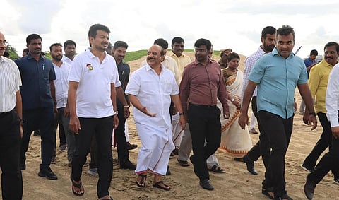 சென்னை அருகே முட்டுக்காடு முகத்துவாரத்தில் தூர்வாரும் பணியை ஆய்வு செய்த துணை முதல்வர் உதயநிதி