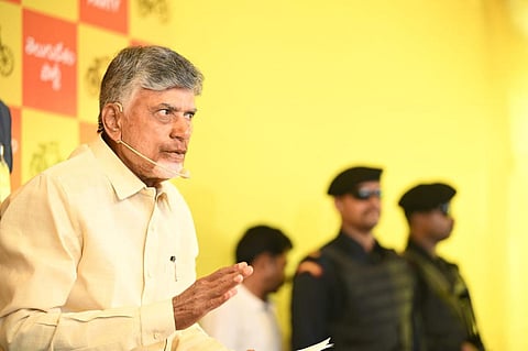 ஆந்திர மாநிலத்தில் 3,396 மதுபான கடைகளுக்கு 90,000 விண்ணப்பங்கள் குவிந்தன: அரசுக்கு ரூ.1,800 கோடி வருவாய்