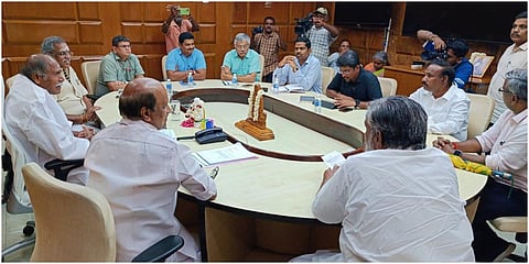 புதுச்சேரியில் வடகிழக்கு பருவமழையை எதிர்கொள்ள மேற்கொள்ளப்பட வேண்டிய முன்னேற்பாடுகள் குறித்து அம்மாநில முதல்வர் ரங்கசாமி அனைத்து துறை அதிகாரிகள் உடன் ஆலோசனை மேற்கொண்டார்.