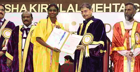 கோவை பாரதியார் பல்கலைக்கழகத்தில் நடைபெற்ற பட்டமளிப்பு விழாவில் மாணவிக்கு பட்ட சான்றிதழை வழங்கும் ஆளுநர் ஆர்.என்.ரவி. உடன் உயர்கல்வித்துறை அமைச்சர் கோவி.செழியன், கூடுதல் தலைமைச் செயலர் கோபால் உள்ளிட்டோர். படம்:ஜெ.மனோகரன்.