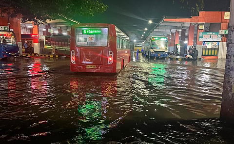 கோவை சிங்காநல்லூர் பேருந்து நிலையத்தில் குளம் போல் தேங்கிக் காணப்படும் மழைநீர்.  படம்: ஜெ.மனோகரன்