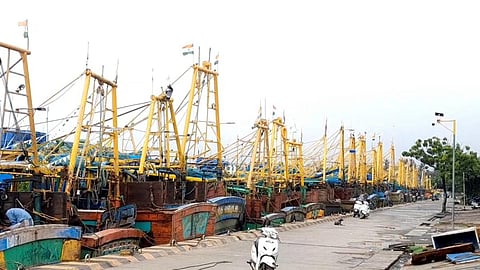 புதுச்சேரி மீனவர்கள் 2வது நாளாக கடலுக்குச் செல்லவில்லை: படகுகள் மீன்பிடி துறைமுகத்தில் நிறுத்தம்