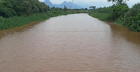 தேனி மாவட்டம் மேற்கு தொடர்ச்சி மலைப் பகுதியில் பெய்து வரும் கனமழையினால் மூல வைகையில் ஏற்பட்ட வெள்ளப்பெருக்கு. இடம்: கண்டமனூர் - படம்: கணேஷ் ராஜ்