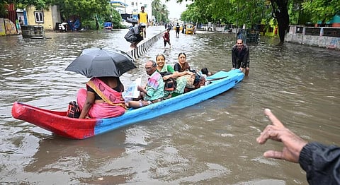 சென்னையில் பெய்துவரும் கனமழை காரணமாக முல்லை நகர் பகுதியில் மழை நீர் தேங்கியுள்ளதால் அப்பகுதி மக்கள் படகுகள் மூலம் மீட்கப்பட்டனர். | படம்: பி.ஜோதிராமலிங்கம்