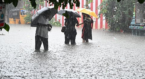 சென்னையில் பெய்து கனமழை காரணமாக பெரம்பூர் பாரதி சாலையில் முட்டியளவு தேங்கி நிற்கும் மழைநீரில் நடந்து செல்லும் பொதுமக்கள் | படம்: பி.ஜோதிராமலிங்கம்