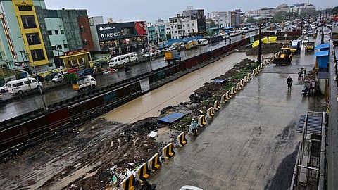 பருவமழை தீவிரமடைந்துள்ள நிலையில் முடிக்கப்படாத சாலை வெட்டும் பணிகளால் சென்னை மாநகர மக்கள் அவதி