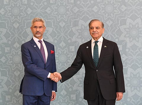 ஷாங்காய் ஒத்துழைப்பு மாநாடு: ஜெய்சங்கரை உற்சாகமாக வரவேற்ற ஷெபாஸ் ஷெரீப்