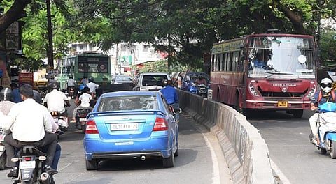 கோவை - சத்தி சாலை, கணபதி பேருந்து நிறுத்தம் அருகே செல்லும் வாகனங்கள்  | கோப்புப் படம் 