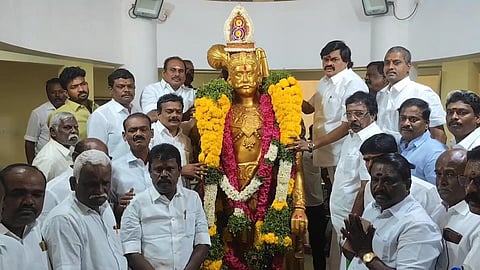 வீரபாண்டிய கட்டபொம்மன் திருவுருவச் சிலைக்கு முன்னாள் அமைச்சர்கள் கே.டி.ராஜேந்திர பாலாஜி, எஸ்.பி.சண்முகநாதன் மாலை அணிவித்து மரியாதை செலுத்தினர்.