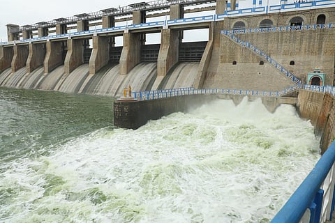 கிருஷ்ணகிரி அணையில் இருந்து சிறிய மதகுகள் வழியாக விநாடிக்கு 2680 கனஅடி திறக்கப்பட்டதால், தென்பெண்ணை ஆற்றில் தண்ணீர் சீறிபாய்ந்து செல்கிறது.