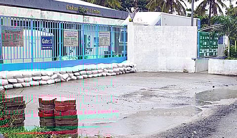 அம்பத்தூர் தொழிற்பேட்டையில் மழை நீர் நிறுவனங்களுக்குள் புகாமல் இருக்க நுழைவுவாயிலில் மணல் மூட்டைகள் அடுக்கி வைக்கப்பட்டுள்ளன.