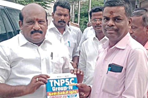 குரூப்-4 தேர்வு குறித்து `இந்து தமிழ் திசை' வெளியிட்டுள்ள விழிப்புணர்வு நூலை அமைச்சர்கோவி.செழியனிடம் வழங்கி னார் ஆதலையூர் சூரியகுமார்.