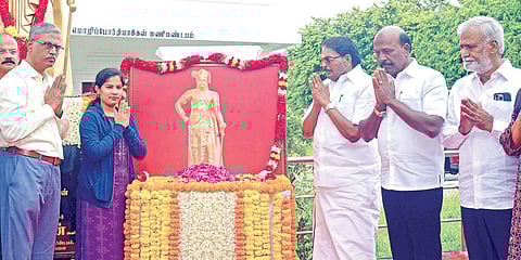 சுதந்திர போராட்ட வீரர் வீரபாண்டிய கட்டபொம்மன் 225-வது நினைவு தினத்தை முன்னிட்டு, தமிழ்நாடு அரசின் சார்பில் கிண்டி, காந்தி மண்டப வளாகத்தில் அமைந்துள்ள அவரது உருவச் சிலைக்கு அருகில் வைக்கப்பட்டிருந்த படத்துக்கு அமைச்சர்கள் சாத்தூர் ராமச்சந்திரன், மா.சுப்பிரமணியன், சேகர்பாபு, தமிழச்சி தங்கபாண்டியன் எம்.பி., மேயர் பிரியா, தமிழ் வளர்ச்சி மற்றும் செய்தித் துறை செயலாளர் வே.ராஜாராமன், செய்தி மக்கள் தொடர்புத் துறை இயக்குநர் இரா.வைத்திநாதன் மற்றும் அரசு உயர் அலுவலர்கள் மலர்தூவி மரியாதை செலுத்தினர்.