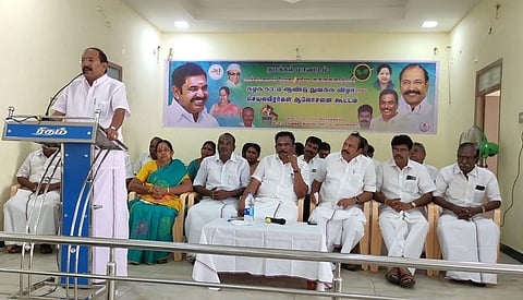 அதிமுக ஆலோசனைக் கூட்டத்தில் முன்னாள் அமைச்சர் பி.தங்கமணி