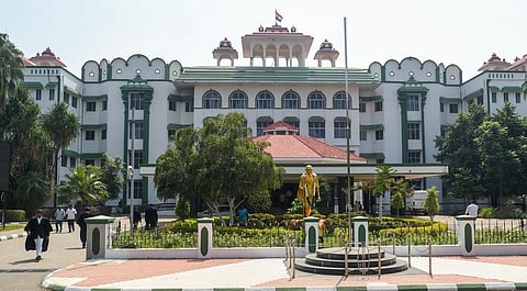 தமிழக மீனவர்கள் கைதை தடுக்கக் கோரி வழக்கு: மத்திய - மாநில அரசுகள் பதிலளிக்க ஐகோர்ட் கிளை உத்தரவு