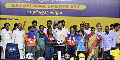 திருவண்ணாமலையில் நடைபெற்ற விழாவில் வீரர், வீராங்கனைகளுக்கு கலைஞர் விளையாட்டு உபகரணங்களை  துணை முதல்வர் உதயநிதி ஸ்டாலின் வழங்கினார். படம் - சி.வெங்கடாஜலபதி.