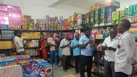 சிவகாசியில் பட்டாசு வாங்க குவியும் வெளிமாவட்ட மக்கள்: விற்பனையாளர்கள் மகிழ்ச்சி