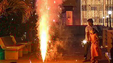கடந்த ஆண்டை போலவே தீபாவளி பண்டிகைக்கு பட்டாசு வெடிக்க கட்டுப்பாடு