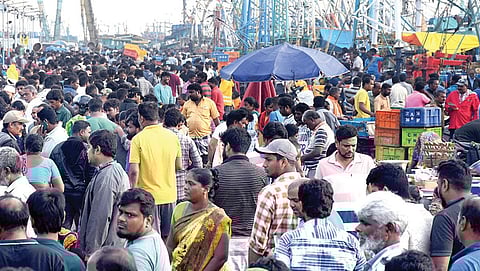 புரட்டாசி மாதம் முடிந்து முதல் ஞாயிற்றுக்கிழமையான நேற்று காசிமேடு மீன்பிடி துறைமுகத்தில் மீன்கள் வாங்க குவிந்த கூட்டம். | படம்: எஸ்.சத்தியசீலன் |