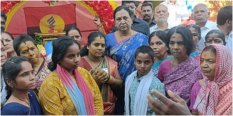 ஆம்பூர் அருகே, தேமுதிக கிளைச் செயலாளர் உருவப்படத்தை திறந்து வைத்து அவரது குடும்பத்தினருக்கு அக்கட்சியின் பொதுச்செயலாளர் பிரேமலதா ஆறுதல் தெரிவித்தார்.