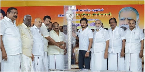 நத்தத்தில் நடந்த திருமண நிகழ்ச்சியில் துணை முதல்வர் உதயநிதி ஸ்டாலினுக்கு  அமைச்சர்கள் இ.பெரியசாமி, அர.சக்கரபாணி மற்றும் எம்எல்ஏ இ.பெ.செந்தில்குமார்  செங்கோல் வழங்கினர். | படம் நா.தங்கரத்தினம்.