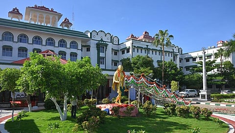 நீதிமன்ற உத்தரவுகளை நிறைவேற்ற அதிகாரிகள் துளியும் முயற்சிப்பது இல்லை: ஐகோர்ட் நீதிபதிகள் அதிருப்தி