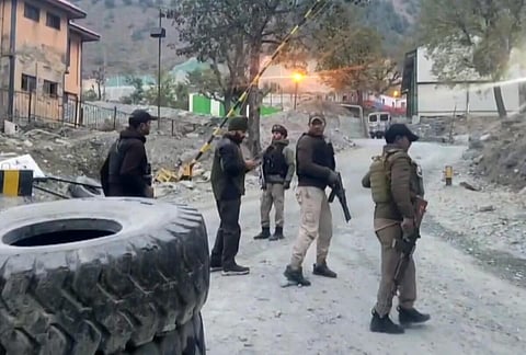 “அப்பாவிகளை கொன்று அமைதியை சீர்குலைக்க பாகிஸ்தான் முயற்சி” - காஷ்மீர் துணைநிலை ஆளுநர் சாடல்