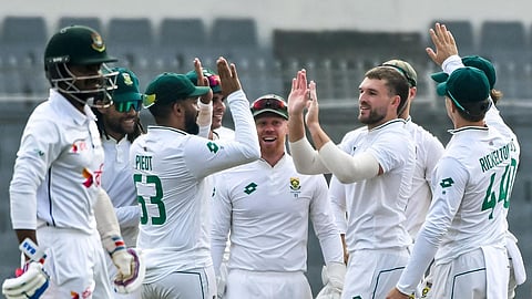 மிர்பூர் டெஸ்ட் கிரிக்கெட் போட்டியில் வியான் முல்டர், ரபாடா வேகத்தில் 106 ரன்களுக்கு சுருண்டது வங்கதேச அணி
