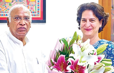 வயநாடு மக்களவை தொகுதி இடைத்தேர்தலில் போட்டியிட, காங்கிரஸ் தேசிய பொதுச் செயலாளர் பிரியங்கா காந்தி நாளை வேட்புமனு தாக்கல் செய்ய உள்ளார். இதையொட்டி, கட்சியின் தேசிய தலைவர் மல்லிகார்ஜுன கார்கேவிடம் நேற்று ஆசி பெற்றார். படம்: பிடிஐ