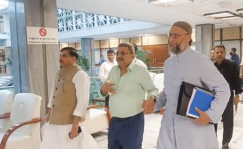 வக்ஃப் மசோதா கூட்டத்தில் காரசார விவாதம் - கண்ணாடி பாட்டிலை உடைத்ததால் திரிணமூல் எம்.பி சஸ்பெண்ட்