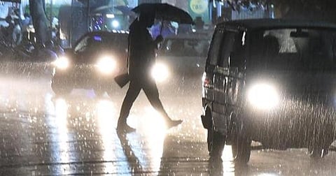 கோவை சிங்காநல்லூர் காமராஜர் சாலையில் மழையில் நனைந்தபடி செல்லும் வாகன ஓட்டிகள். படம்: ஜெ.மனோகரன் 