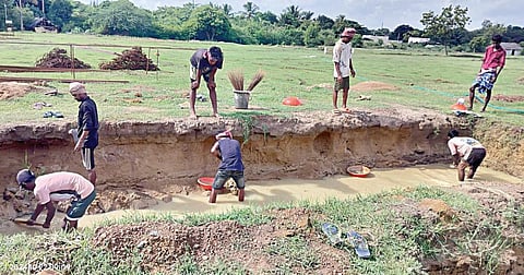 வடலூரில் நேற்று வள்ளலார் சர்வதேச மையத்தின் 2-வது பகுதியில் கட்டுமானப் பணியைத் தொடங்கிய தொழிலாளர்கள்.