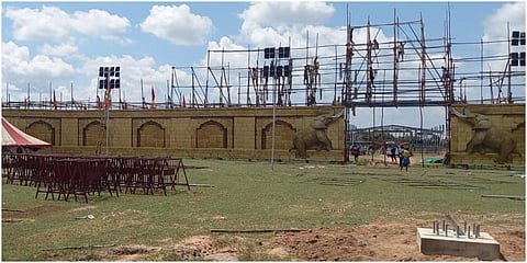 தவெக மாநாடு நடைபெறும் திடலின் நுழைவாயில் கோட்டையின் மதில் சுவர் போல அமைக்கப்பட்டுள்ளது.