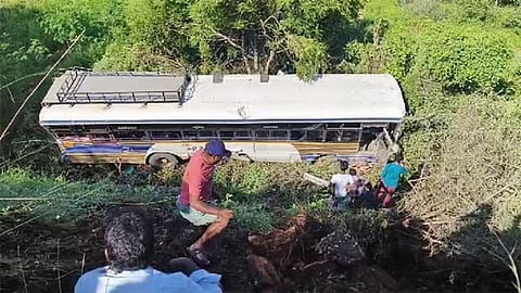 ஆந்திராவில் 30 அடி பள்ளத்தில் கவிழ்ந்த அரசு பேருந்து - காயங்களுடன் தப்பிய 25 பயணிகள்
