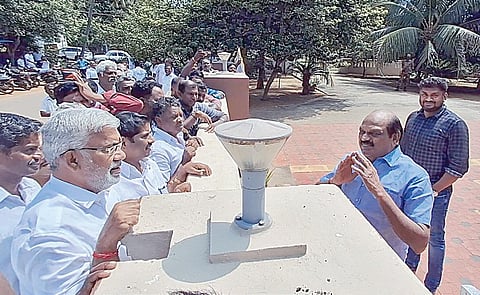 தஞ்சாவூர் தெலுங்கன்குடிகாட்டில் உள்ள தனது வீட்டின் முன்பு திரண்டிருந்த முன்னாள் அமைச்சர் வெல்லமண்டி நடராஜன் உள்ளிட்ட ஆதரவாளர்களை அங்கிருந்து கலைந்து செல்லும்படி கூறிய முன்னாள் அமைச்சர் வைத்திலிங்கம் .படம்: ஆர்.வெங்கடேஷ்