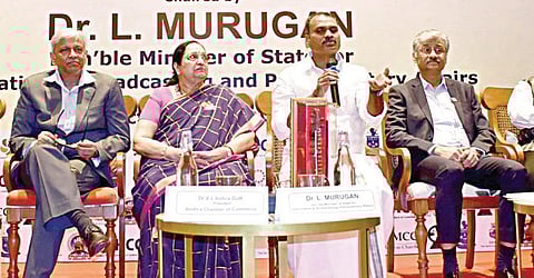 தமிழ்நாட்டின் 11 நகரங்களில் தனியார் பண்பலை வானொலி நிலையங்கள் அமைப்பதற்கான ஏல நடைமுறைகள் தொடர்பான நிகழ்ச்சி சென்னையில் நேற்று நடைபெற்றது. இதில், மத்திய இணை அமைச்சர் எல்.முருகன், தகவல் ஒலிபரப்பு துறையின் இணை செயலாளர் சஞ்சீவ் சங்கர் உள்ளிட்டோர் பங்கேற்றனர்.