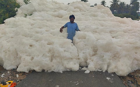 ரசாயன கழிவு நுரையால் மூழ்கிய ஓசூர் - நந்திமங்கலம் தரைப்பாலம்: பொது மக்கள் அவதி