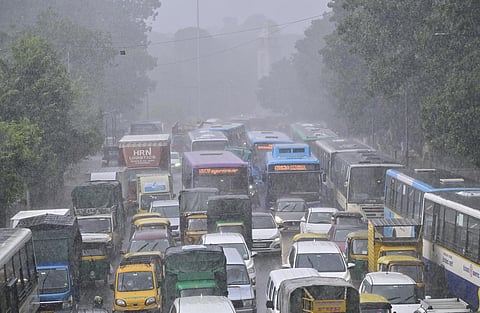 பெங்களூருவில் போக்குவரத்து நெரிசல்: வாகனத்தை மேம்பாலத்திலேயே நிறுத்திவிட்டு நடந்து சென்ற மக்கள்