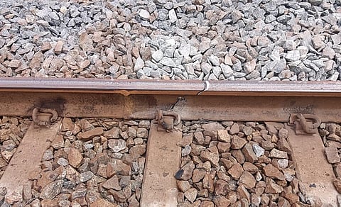 தண்டவாளத்தல் விரிசல் ஏற்பட்ட பகுதி