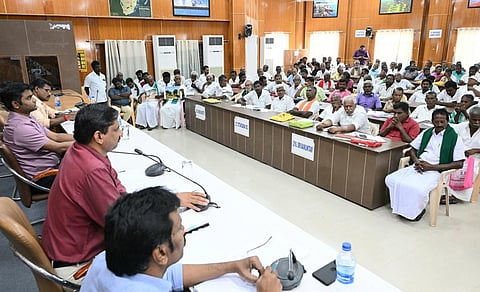 தூத்துக்குடி விவசாயிகள் குறைதீர்க்கும் கூட்டத்தில் மாவட்ட ஆட்சியர் இளம்பகவத் பேசினார். | படம்: என்.ராஜேஷ்.