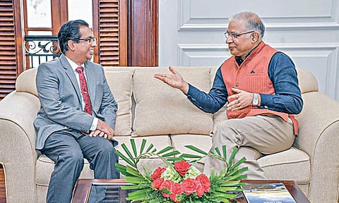 கொழும்புவில் இலங்கை அதிபரின் செயலர் நந்திக குமாநாயக்கவுடன் ஆலோசனை நடத்தும் இந்திய தூதர் சந்தோஷ் ஜா (வலது).