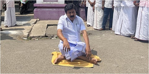 விழுப்புரம் மாவட்ட பெருந்திட்ட வளாகம் முன்பு அதிமுக எம்பி  சி.வி. சண்முகம்  தர்ணா போராட்டத்தில் ஈடுபட்டுள்ளார். 