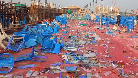 தவெக மாநாடு: அதிகாலையில் சீரான போக்குவரத்து; டன் கணக்கில் தேங்கிய குப்பையால் துர்நாற்றம்