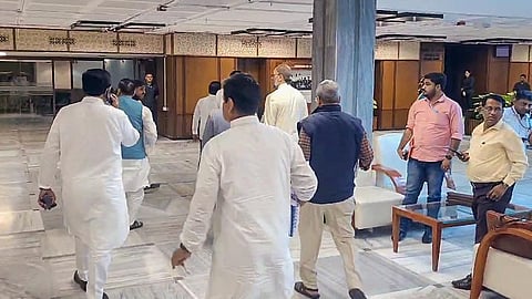 கூட்டத்தில் இருந்து வெளிநடப்பு செய்த எதிர்க்கட்சி எம்.பி.க்கள்